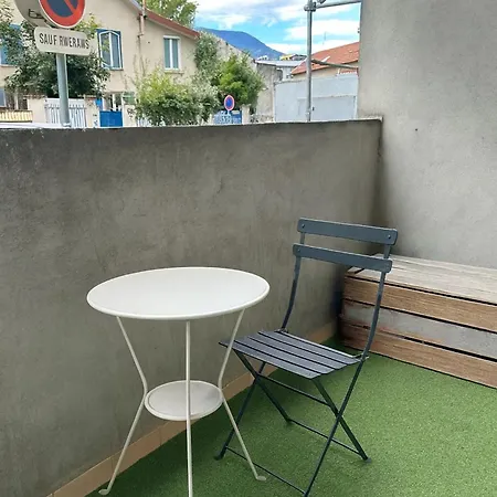 Bleuet - 2 Bedrooms - Air Conditioning, Free Parking & Tram アパート *